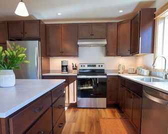Winthrop Trailside Getaway 1 - A cozy trailside retreat in the Methow Valley. - Winthrop - Kitchen