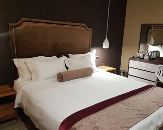 La Signature Guest House - Francistown - Slaapkamer