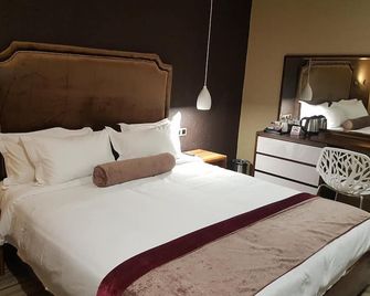 La Signature Guest House - Francistown - Schlafzimmer