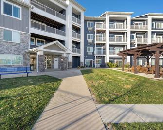 Blissful Eclectic Studio w/Amenities, WiFi in terrific West Des Moines - West Des Moines - Building