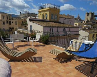 Sunny loft with terrace and Jacuzzi in the city centre - Palermo - Balcony