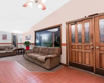Enjoy Your Stay at Knights Inn Ashland! Pool, Picnic Area, Parking, WiFi - Ashland - Huiskamer