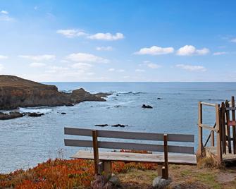 Oceanfront Home with Jetted Tub, Deck, & Wonderful Views - Walk to Beach - Fort Bragg - Strand