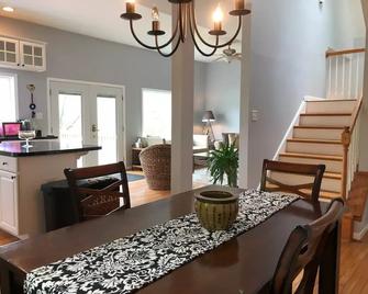 Welcome to this patch of serenity on the river's edge, to this hideaway. - Shepherdstown - Dining room