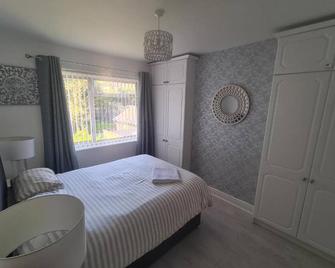 Impeccable 4-Bed House in Bilston - Coseley - Bedroom