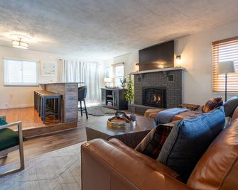 Glens Falls Boutique Stay, near skiing, Lake George, Saratoga, Pool! - Glens Falls - Huiskamer
