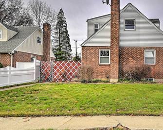 Lovely Elmont Apartment - Walk to Bus Stop! - Elmont - Building