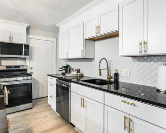 Bright and Airy Loft - Leavenworth - Kitchen