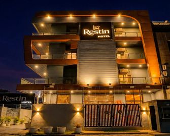 Restin Hotels near Botanical garden and Amity University - Noida - Edificio