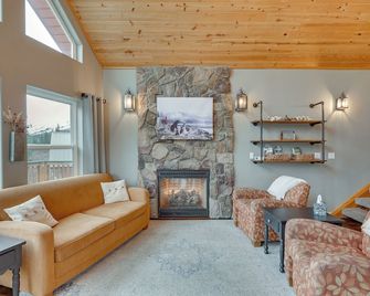 Stunning Alaskan Getaway With River And - Eagle River - Living room