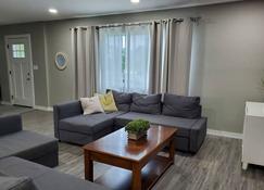 Spacious 3-bedroom home, off I-64 & 35, sleeps 11 - Teays Valley - Living room