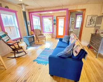 Mökki: Cottage Downtown - Grand Marais - Living room