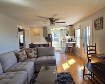 Hillside 3-bedroom bungalow 1 mile from Harrisonburg City limits, great views! - Harrisonburg