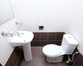 Hotel O Ayuni Hotel - Bandar Baru Bangi - Baño