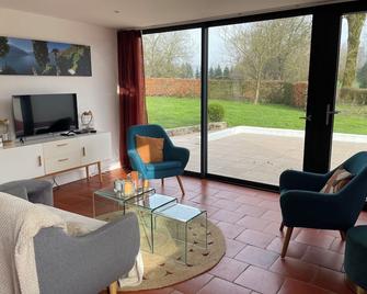 In Azincourt (62310), Restored farmhouse - sleeps 7 - Coupelle-Vieille - Sala de estar