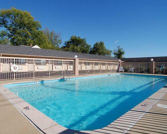 Rodeway Inn Goodlettsville South - Goodlettsville - Pool