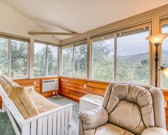 A Bed of Roses - Oakhurst - Living room