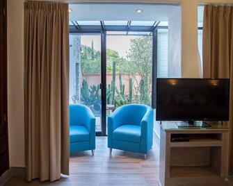 Centenario Los Arroyitos - Bernal - Salon