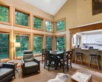 Boyne Mountain Disciples Ridge Ski in/Ski out Lodge, 5 BD/4BA - Sleeps up to 20 - Boyne Falls - Living room