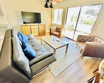 Remodeled 2 Br/2 Ba W/3 Queen & 3 Twin Beds - Incline Village - Living room