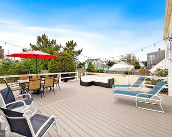 Spacious 5-bedroom house in adorable historic Beach Haven 1 block to the beach - Beach Haven - Patio