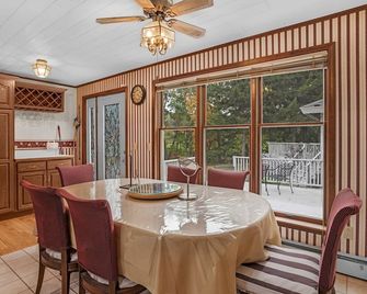 Sidney Lodging 3 Bedroom Home - Sidney - Dining room