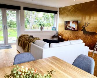 Romantic, luxury lodge on the NC500 - Druid House Lodge - Inverness - Living room