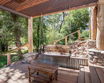 Creekside cabin near Glenwood with outdoor kitchen - New Castle - Patio