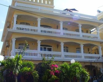 Beau Sejour 4 Seasons: Apartment 2B 2 bedrooms, sleeps 4 - 푸앙트 오 사블 - 건물