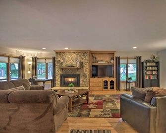Spacious Verndale Home w/ Backyard Fire Pit! - Verndale - Sala de estar