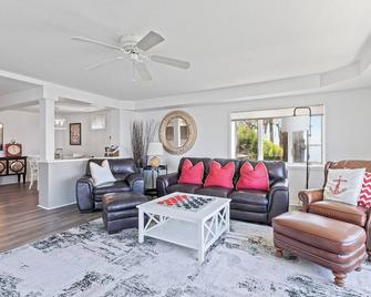 Spacious North Shore 2 bedroom Lake Condo with a Dock! - Clear Lake - Sala de estar