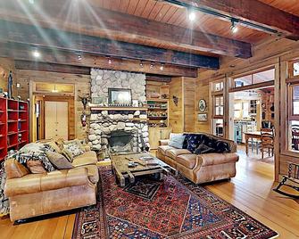 Rustic Elegance Beautiful cabin with screen porch on clear, private lake - Stone Lake - Living room