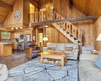 Shanty Creek 4-Season Chalet: Skiing, Lakes, Golf Courses & Trails - Bellaire - Salon