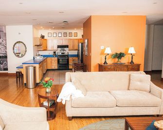 The Campus Studio: A stunning & unique loft above the historic Campus Theatre! - Lewisburg - Wohnzimmer