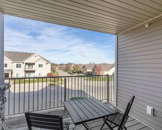 Eclectic Escape Spacious Comfort Private Garage Family Friendly Safe Rose Park - West Des Moines - Balcony