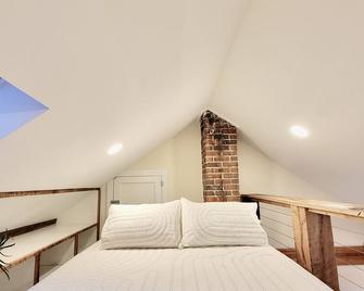 Tiny House w/ Loft 2 min. away from Town of Warsaw’s Main Street! - Warsaw - Bedroom