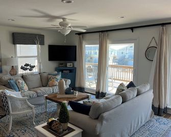 Charming cottage: ocean views, steps from beach, dog friendly! New Master Bath! - Emerald Isle - Living room