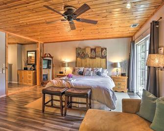 Remodeled Crestline Retreat Walk to Lake Gregory! - Crestline - Bedroom