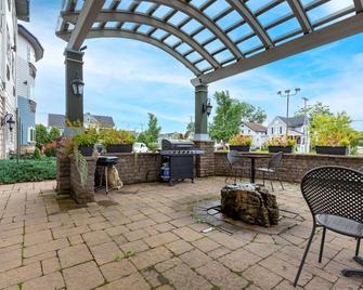 Best Western Plus Vineyard Inn & Suites - Penn Yan - Terasa