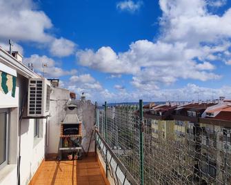 Oeiras, 2 bedroom apartment w/ balcony and barbecue next to Parque dos Poetas - Oeiras - Balcony