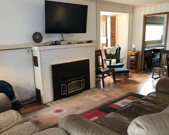 A jewel of a cozy cottage on the stream - Georgetown - Living room