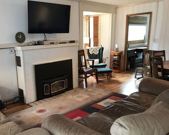 A jewel of a cozy cottage on the stream - Georgetown - Sala de estar