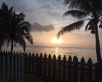 Pal's on the beach - A Belizean Gold Standard Hotel - Dangriga - Strand