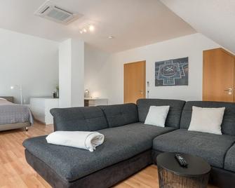 Veens Crew Home 7 Pax - Dreieich - Wohnzimmer