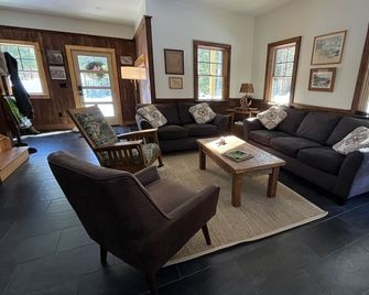Cozy cabin nestled in the woods, 5 minutes to Sunapee Mountain & lake! - Newbury - Sala de estar