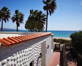 Only 1 meter from the beach! Beach bungalow for 6 persons! Children free! - Pájara