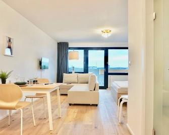 NEU modernes Apartment in Top Lage, free Parking max 1,65m Höhe und 1,8m Breite - Karlsruhe - Huiskamer
