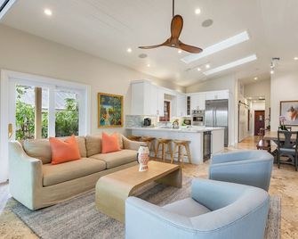 Garden Oasis ~ Great Casa Marina Location With True Island Elegance! - Key West - Huiskamer