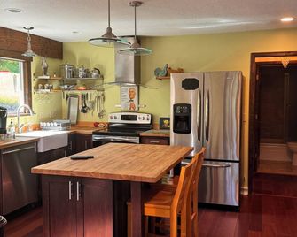 Cabin has 2 king beds but room for 6 to 8 with your cots or air mattresses. - 모시락 - 주방