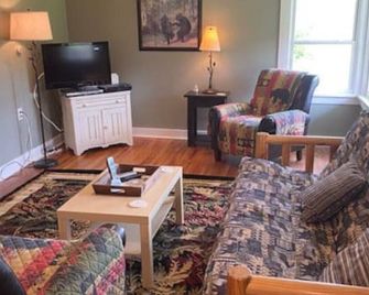 Blueberry Cottage Lake Champlain - Plattsburgh - Living room